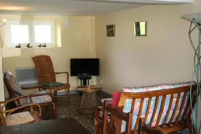 Télévision ou salle de divertissement dans l'établissement Gîte de France Le carnyx 3 épis - Gîte de France 6 personnes MAE-9974