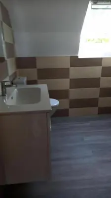 Salle de bains dans l'établissement Gîte de France Gratte bruyère 3 épis - Gîte de France 8 personnes MAE-9984