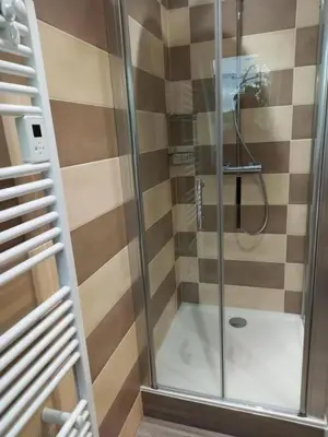 Salle de bains dans l'établissement Gîte de France Gratte bruyère 3 épis - Gîte de France 8 personnes MAE-9984