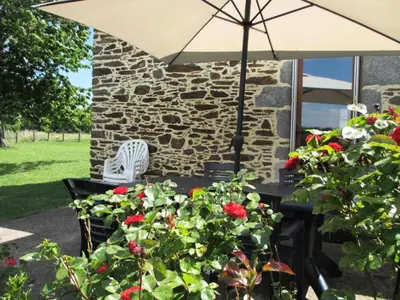 Jardin de l'établissement Gîte de France Gite de la genette 3 épis - Gîte de France 8 personnes MAE-0024