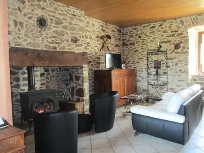 Télévision ou salle de divertissement dans l'établissement Gîte de France Gite de la genette 3 épis - Gîte de France 8 personnes MAE-0024