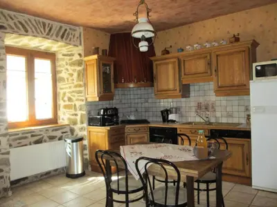 Cuisine ou kitchenette dans l'établissement Gîte de France Gite de la genette 3 épis - Gîte de France 8 personnes MAE-0024