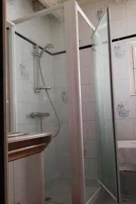 Salle de bains dans l'établissement Gîte de France La maison de la halle 3 épis - Gîte de France 6 personnes MAE-0034