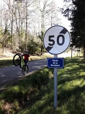 Vélo sur le terrain de l'établissement Gîte de France Les acacias 3 épis - Gîte de France 4 personnes MAE-0044 ou dans les environs
