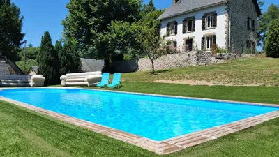 Piscine de l'établissement Gîte de France à Alleyrat 2 épis - Gîte de France 6 personnes MAE-0094 ou située à proximité