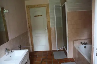 Salle de bains dans l'établissement Gîte de France à Alleyrat 2 épis - Gîte de France 6 personnes MAE-0094