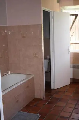 Salle de bains dans l'établissement Gîte de France à Alleyrat 2 épis - Gîte de France 6 personnes MAE-0094