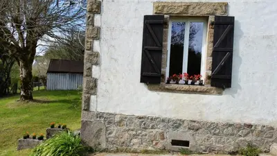 Jardin de l'établissement Gîte de France à Alleyrat 2 épis - Gîte de France 6 personnes MAE-0094