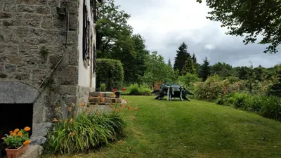Jardin de l'établissement Gîte de France à Alleyrat 2 épis - Gîte de France 6 personnes MAE-0094