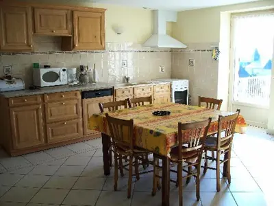 Cuisine ou kitchenette dans l'établissement Gîte de France à Le Chastang 3 épis - Gîte de France 6 personnes MAE-0114