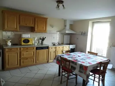 Cuisine ou kitchenette dans l'établissement Gîte de France à Le Chastang 3 épis - Gîte de France 6 personnes MAE-0114