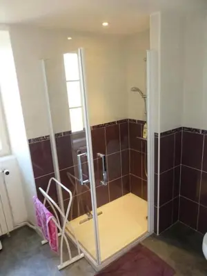 Salle de bains dans l'établissement Gîte de France Chez baptiste 3 épis - Gîte de France 7 personnes MAE-0144