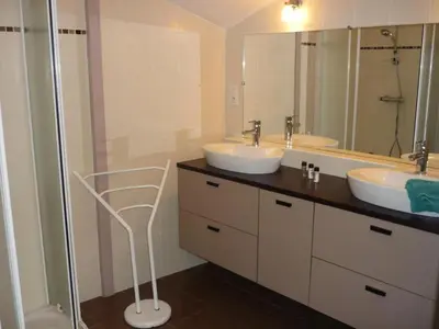 Salle de bains dans l'établissement Gîte de France à Vars-sur-Roseix 3 épis - Gîte de France 9 personnes MAE-0184