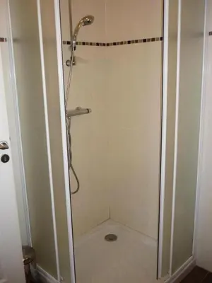 Salle de bains dans l'établissement Gîte de France à Vars-sur-Roseix 3 épis - Gîte de France 9 personnes MAE-0184