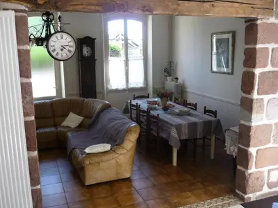 Coin salon dans l'établissement Gîte de France à Vars-sur-Roseix 3 épis - Gîte de France 9 personnes MAE-0184