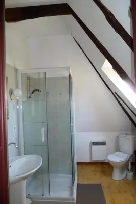 Salle de bains dans l'établissement Gîte de France Tsa cabretaïre 3 épis - Gîte de France 6 personnes MAE-0194