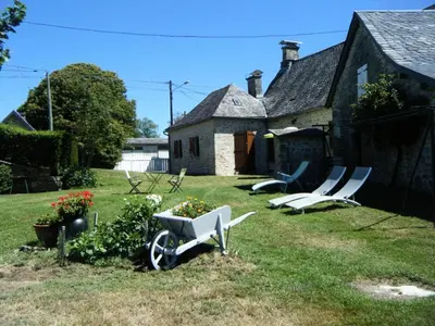 Jardin de l'établissement Gîte de France La bachellerie 2 épis - Gîte de France 5 personnes MAE-0264