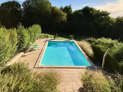 Piscine de l'établissement Gîte de France A perle de vue 4 épis - Gîte de France 14 personnes MAE-0294 ou située à proximité