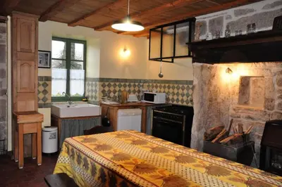 Cuisine ou kitchenette dans l'établissement Gîte de France Les belettes 2 épis - Gîte de France 4 personnes MAE-0304
