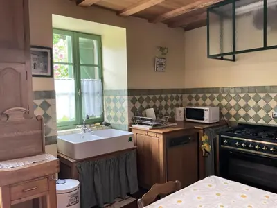 Cuisine ou kitchenette dans l'établissement Gîte de France Les belettes 2 épis - Gîte de France 4 personnes MAE-0304