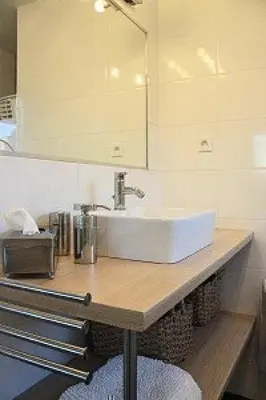 Salle de bains dans l'établissement Gîte de France à Saint-Germain-Lavolps 3 épis - Gîte de France 4 personnes MAE-0314