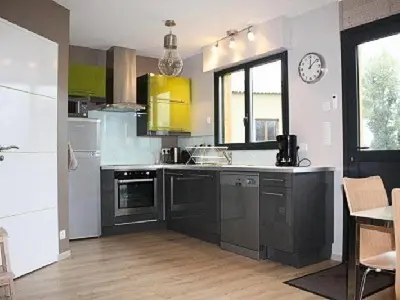 Cuisine ou kitchenette dans l'établissement Gîte de France à Saint-Germain-Lavolps 3 épis - Gîte de France 4 personnes MAE-0314