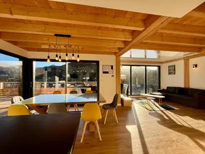 Coin salon dans l'établissement Chalet 5 pièces avec terrasse et garage au Mont-Dore - FR-1-608-263