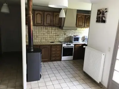 Cuisine ou kitchenette dans l'établissement Gîte de France Le rouzeyrol 3 épis - Gîte de France 12 personnes MAE-9674