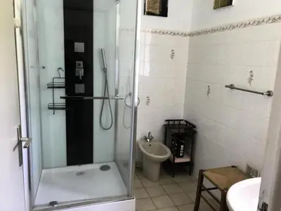 Salle de bains dans l'établissement Gîte de France Le rouzeyrol 3 épis - Gîte de France 12 personnes MAE-9674