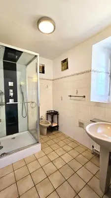Salle de bains dans l'établissement Gîte de France Le rouzeyrol 3 épis - Gîte de France 12 personnes MAE-9674