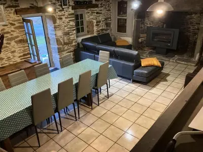 Coin salon dans l'établissement Gîte de France Le rouzeyrol 3 épis - Gîte de France 12 personnes MAE-9674