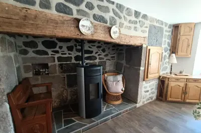 Cuisine ou kitchenette dans l'établissement GITE 6 personnes à Pailherols
