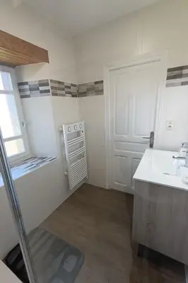 Salle de bains dans l'établissement GITE 6 personnes à Pailherols