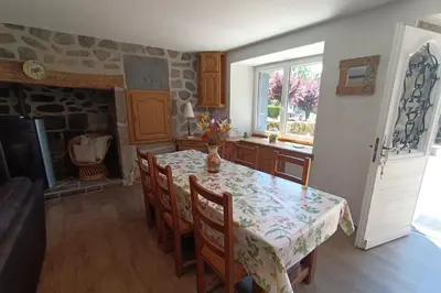 Cuisine ou kitchenette dans l'établissement GITE 6 personnes à Pailherols