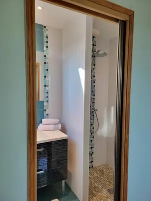 Salle de bains dans l'établissement La jolie Villa du Pesquier