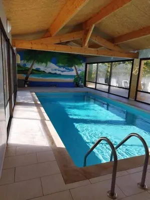 Piscine de l'établissement La jolie Villa du Pesquier ou située à proximité