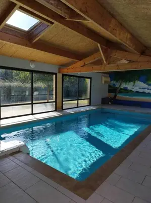 Piscine de l'établissement La jolie Villa du Pesquier ou située à proximité
