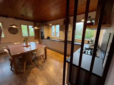 Cuisine ou kitchenette dans l'établissement La Fontaine Salée-Home Shanti-Chastreix