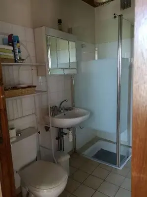 Salle de bains dans l'établissement Maison au vert à la campagne - 5 personnes