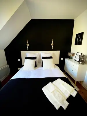 Un ou plusieurs lits dans un hébergement de l'établissement Maison Yuki - Appartement chic - Netflix et Parking gratuit