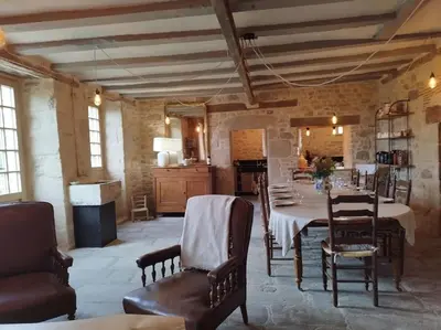 Coin salon dans l'établissement Domaine de Faugeras