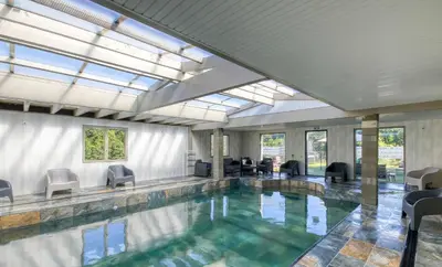 Piscine de l'établissement Gite Le Paradis ou située à proximité