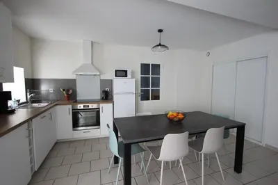Cuisine ou kitchenette dans l'établissement Gite de la rue du château - tout inclus