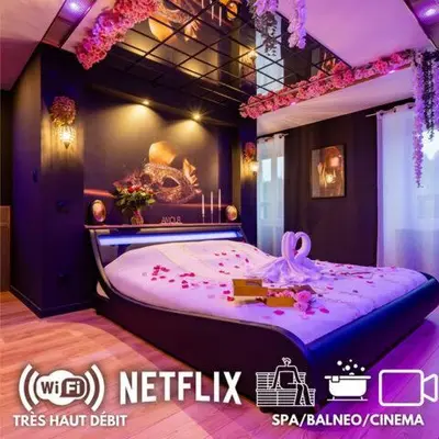 Un ou plusieurs lits dans un hébergement de l'établissement La prestigieuse Sauna Balnéo Ciné