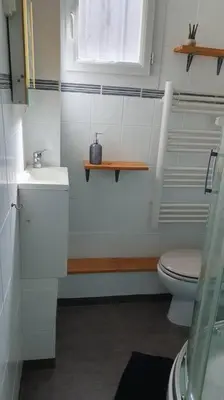 Salle de bains dans l'établissement *L'Anatole*/Haute Ville/TULLE