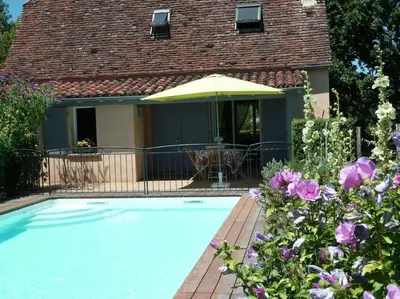 Piscine de l'établissement Maison avec piscine privée à Loubressac proche Rocamadour & Vallée Dordogne, du Samedi au Samedi ou située à proximité