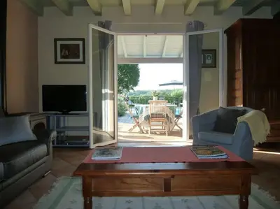 Coin salon dans l'établissement Maison avec piscine privée à Loubressac proche Rocamadour & Vallée Dordogne, du Samedi au Samedi
