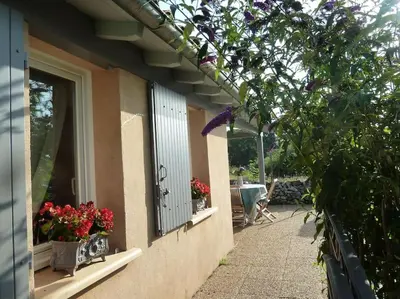Jardin de l'établissement Maison avec piscine privée à Loubressac proche Rocamadour & Vallée Dordogne, du Samedi au Samedi