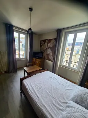 Un ou plusieurs lits dans un hébergement de l'établissement Appartement confortable à La Bourboule, 64 m², balcons agréables