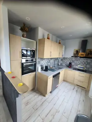 Cuisine ou kitchenette dans l'établissement Appartement confortable à La Bourboule, 64 m², balcons agréables